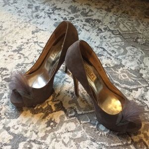 Badgley Mischka suede gray pumps with feathers